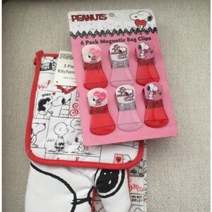 NWT adorable Snoopy 3 pieces set Valentine Kitchen towel and magnetic bag clips